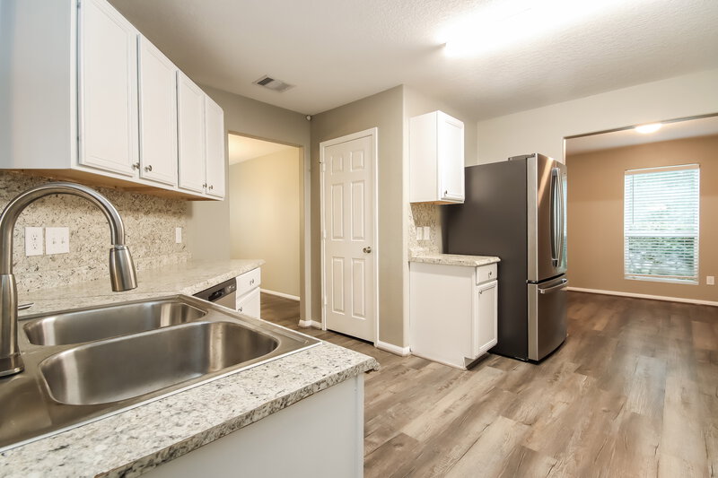 2,020/Mo, 9822 Climbing Tree St Conroe, TX 77385 Kitchen View 2