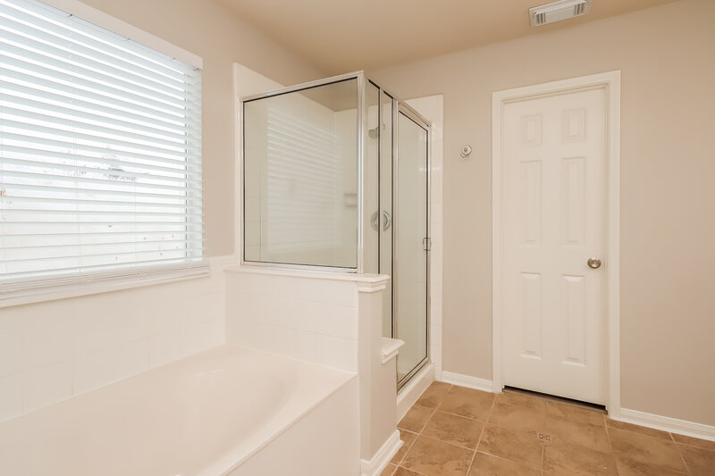 2,315/Mo, 16402 Ancient Forest Dr Humble, TX 77346 Main Bathroom View 2