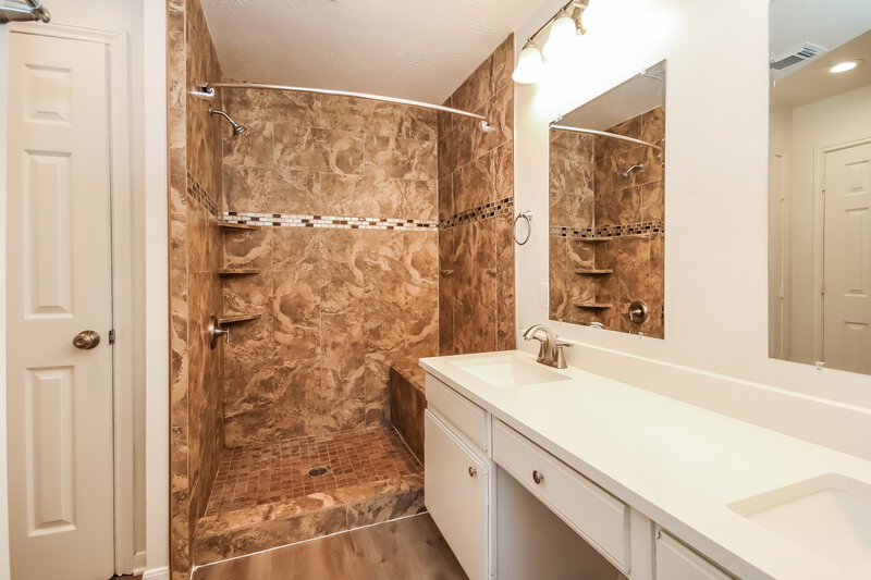 2,030/Mo, 116 Bristol Bend Ln Dickinson, TX 77539 Main Bathroom View