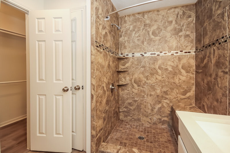 2,030/Mo, 116 Bristol Bend Ln Dickinson, TX 77539 Main Bathroom View 2