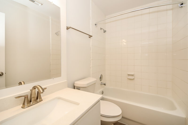 2,030/Mo, 116 Bristol Bend Ln Dickinson, TX 77539 Bathroom View
