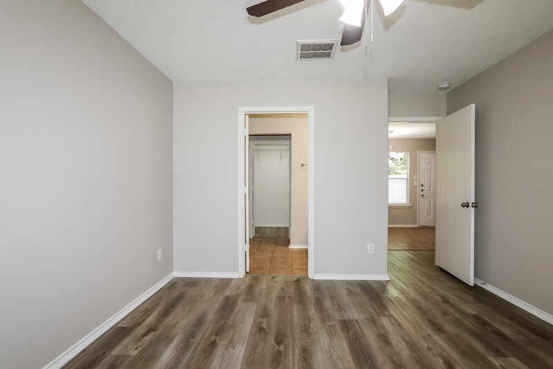 1,945/Mo, 33103 Cottonwood Bnd Magnolia, TX 77354 Main Bedroom View 2