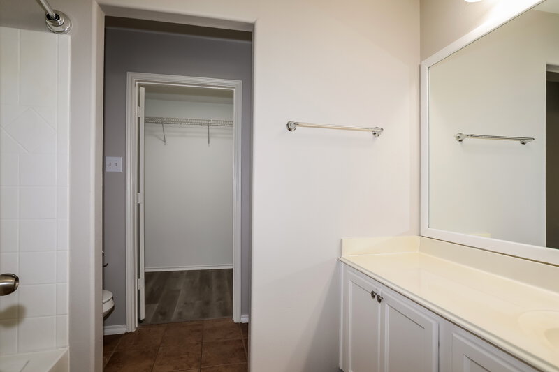 1,945/Mo, 33103 Cottonwood Bnd Magnolia, TX 77354 Main Bathroom View