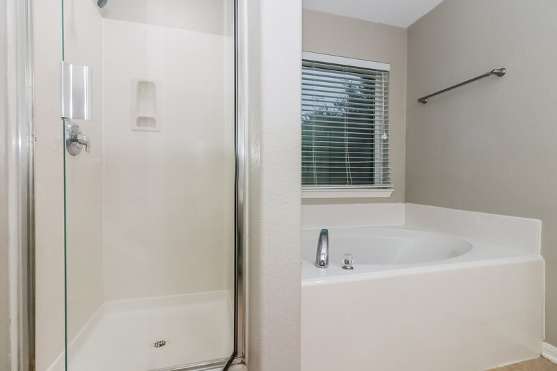 1,730/Mo, 8410 Tararin Ln Richmond, TX 77407 Main Bathroom View 2