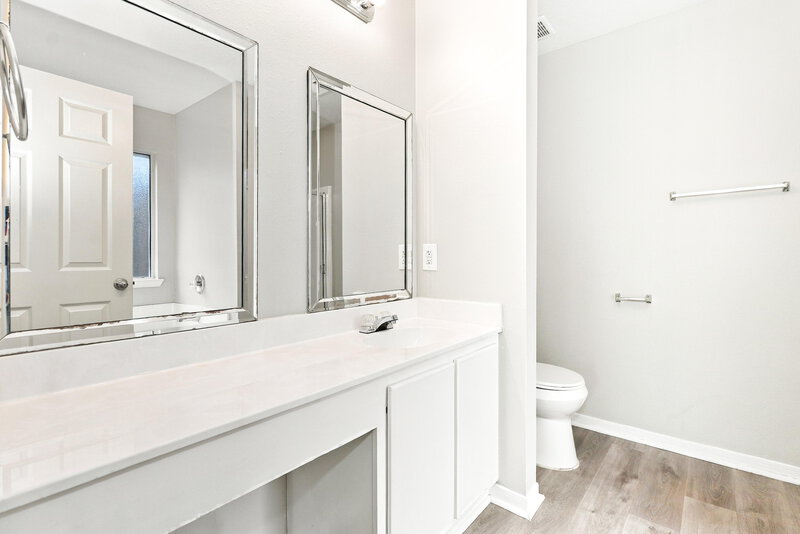2,240/Mo, 16951 Watering Oaks Ln Houston, TX 77083 Primary Bathroom View