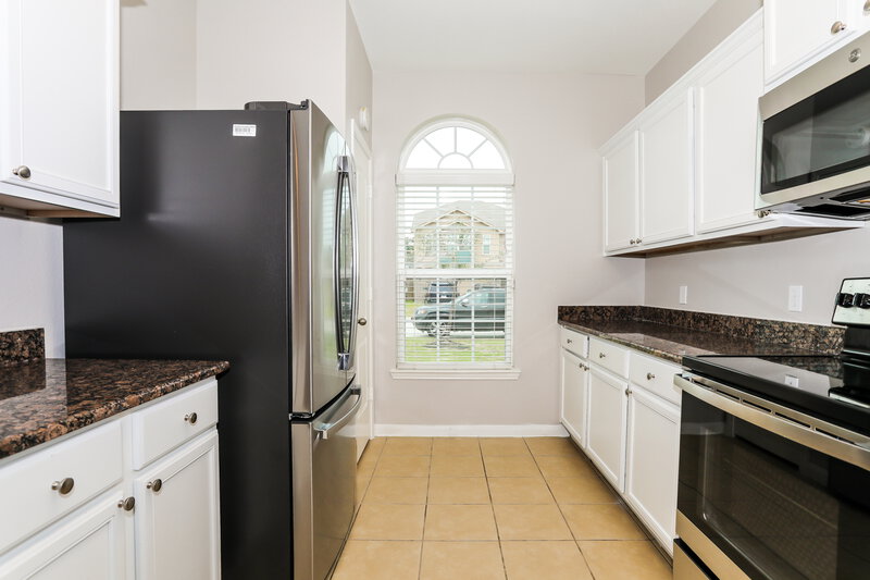 2,510/Mo, 12027 Fairquarter Ln Pinehurst, TX 77362 Kitchen View