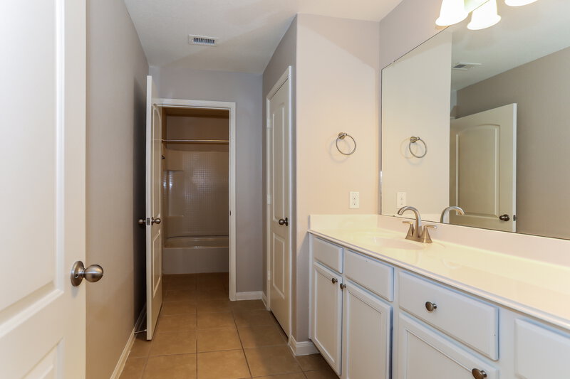 2,510/Mo, 12027 Fairquarter Ln Pinehurst, TX 77362 Main Bathroom View
