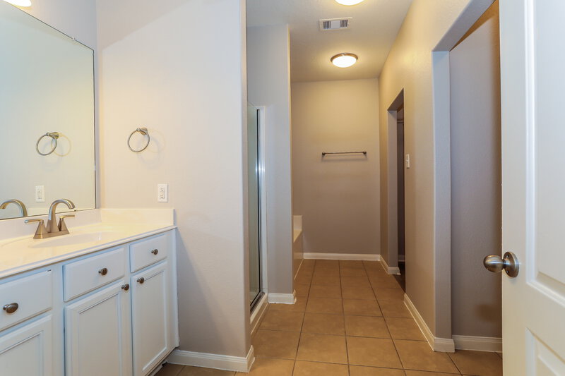 2,510/Mo, 12027 Fairquarter Ln Pinehurst, TX 77362 Main Bathroom View 2