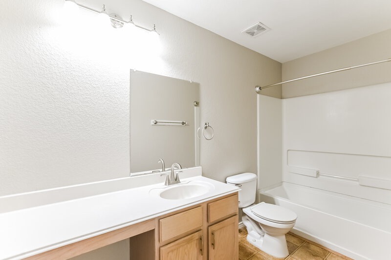 2,210/Mo, 12510 Aarons Way Dr Houston, TX 77066 Main Bathroom View