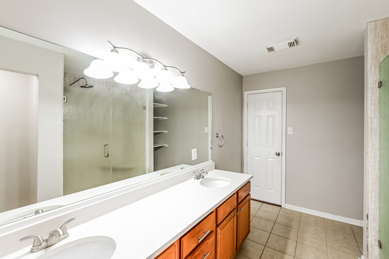 1,720/Mo, 7457 Parkland Manor Dr Cypress, TX 77433 Main Bathroom View 2