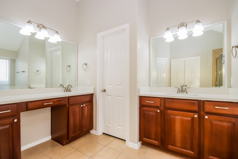 1,930/Mo, 14102 Seagler Springs Ln Houston, TX 77044 Main Bathroom View