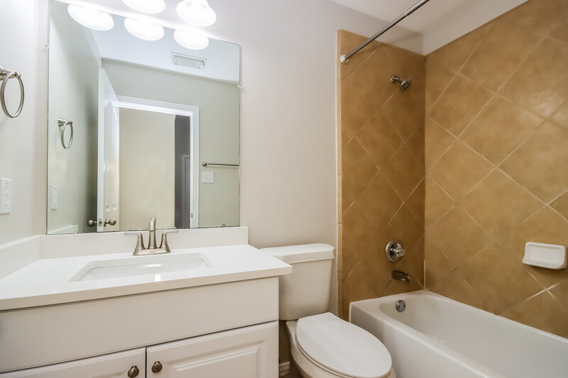 1,930/Mo, 14102 Seagler Springs Ln Houston, TX 77044 Bathroom View 2