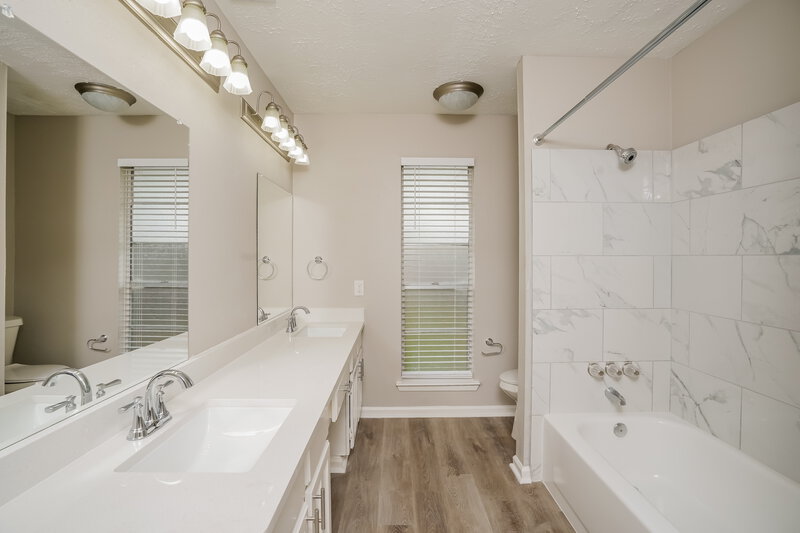 2,055/Mo, 10310 Pear Oak Dr Houston, TX 77065 Main Bathroom View