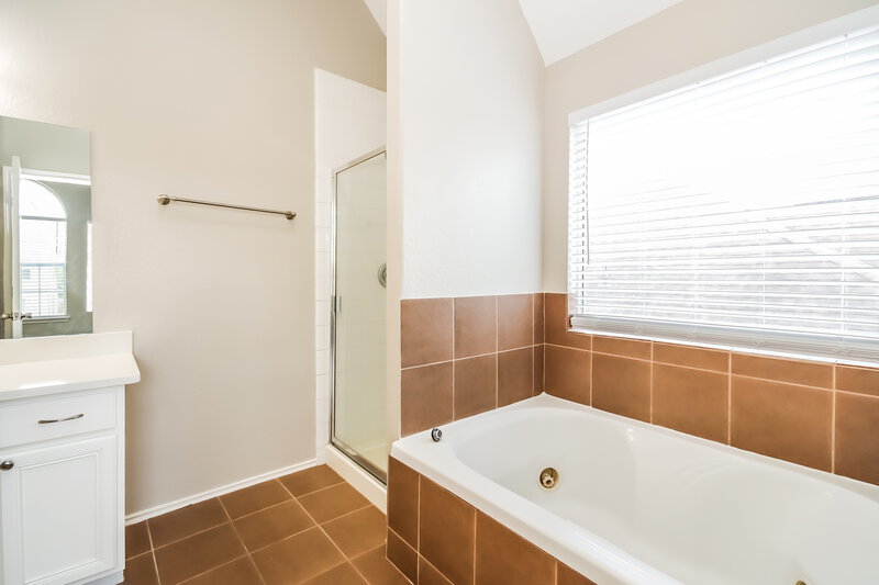 2,340/Mo, 1114 S Teal Estates Cir Fresno, TX 77545 Main Bathroom View