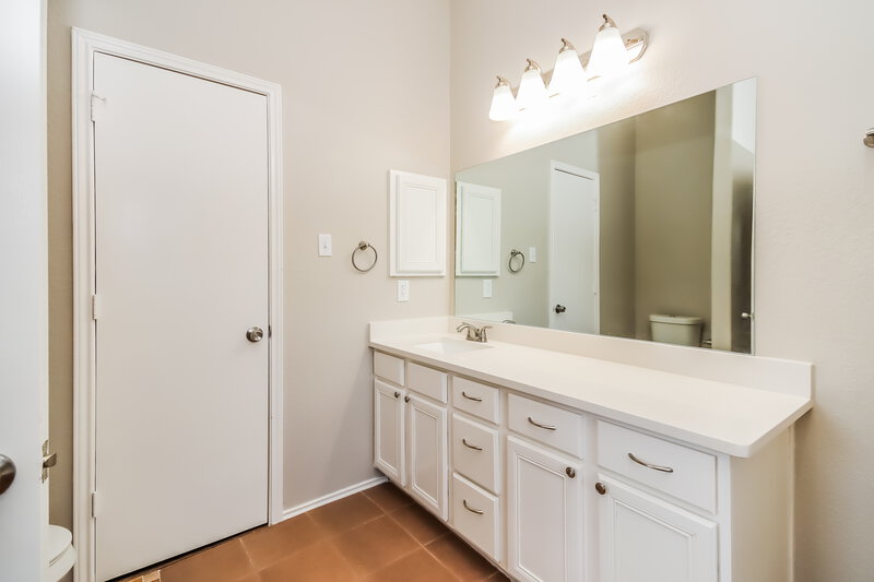 2,340/Mo, 1114 S Teal Estates Cir Fresno, TX 77545 Main Bathroom View 2
