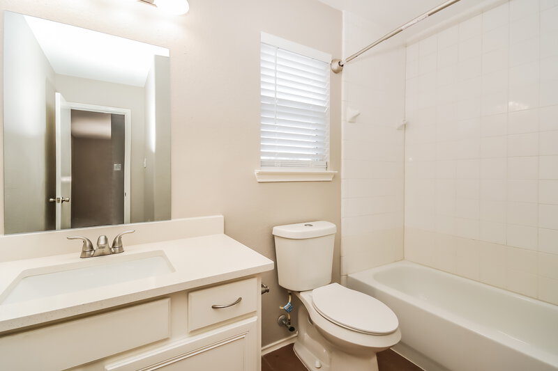 2,340/Mo, 1114 S Teal Estates Cir Fresno, TX 77545 Bathroom View