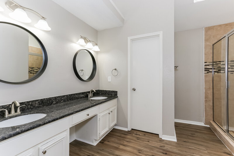 2,145/Mo, 12802 Vitry Ln Houston, TX 77071 Main Bathroom View