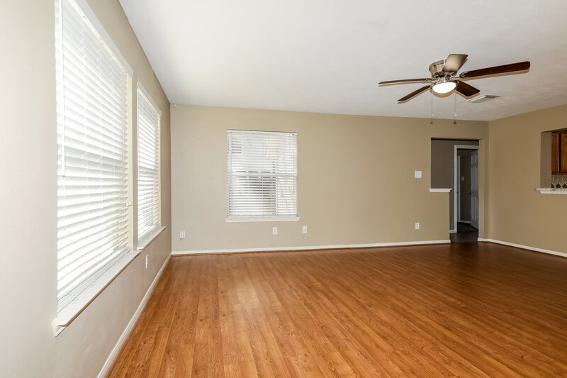 2,295/Mo, 10007 Willow Wood Way Houston, TX 77070 Living Room View