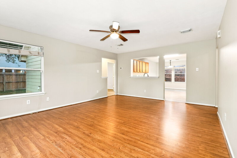 2,110/Mo, 10007 Willow Wood Way Houston, TX 77070 Living Room View