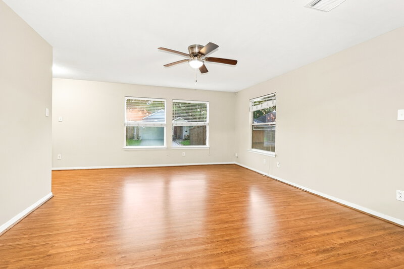 2,110/Mo, 10007 Willow Wood Way Houston, TX 77070 Living Room View 3