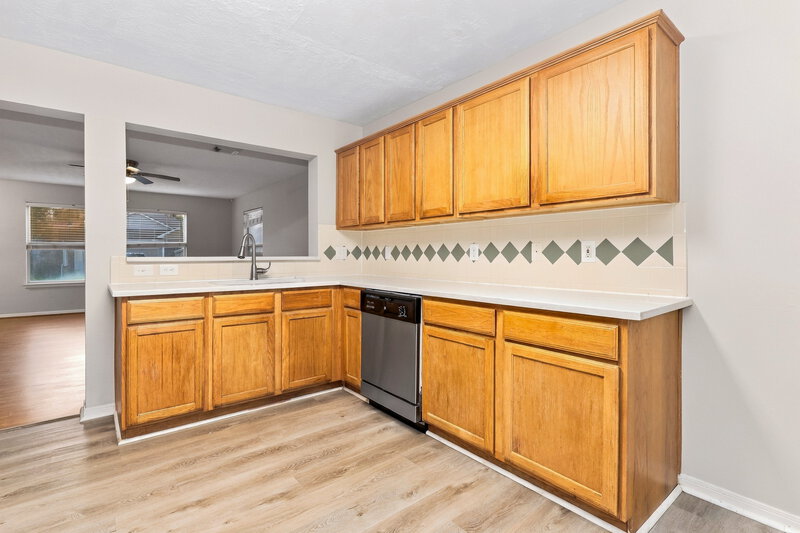 2,110/Mo, 10007 Willow Wood Way Houston, TX 77070 Kitchen View 2