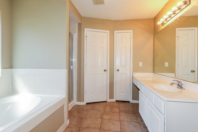 2,295/Mo, 10007 Willow Wood Way Houston, TX 77070 Main Bathroom View 2