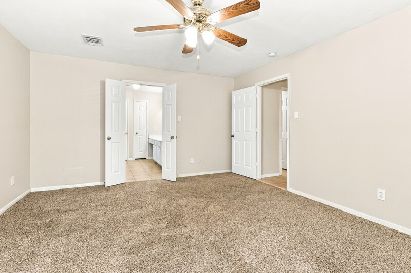 2,110/Mo, 10007 Willow Wood Way Houston, TX 77070 Primary Bedroom View 2