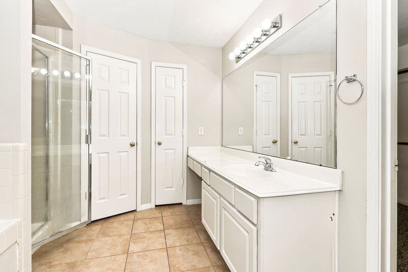 2,110/Mo, 10007 Willow Wood Way Houston, TX 77070 Primary Bathroom View