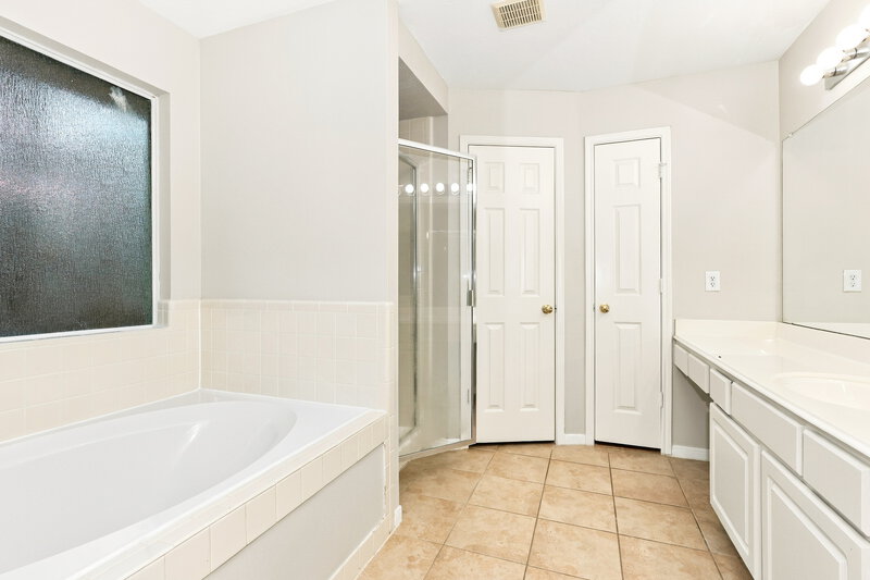 2,110/Mo, 10007 Willow Wood Way Houston, TX 77070 Primary Bathroom View 2