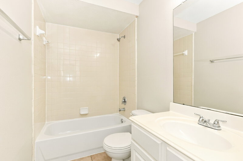 2,110/Mo, 10007 Willow Wood Way Houston, TX 77070 Bathroom View
