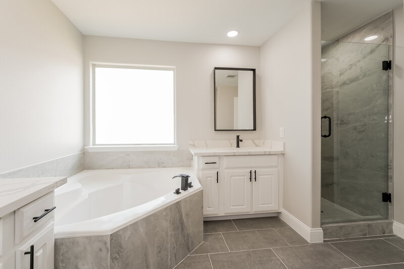 1,900/Mo, 4002 Enclave Mist Ln Richmond, TX 77469 Main Bathroom View