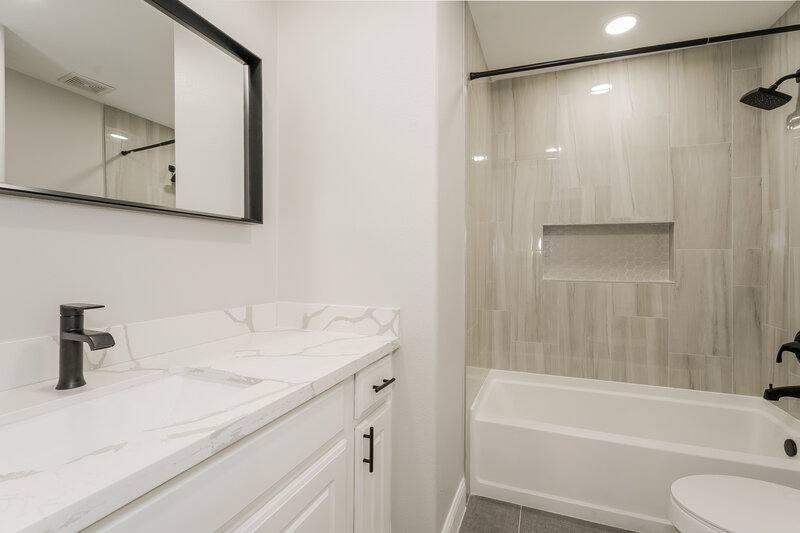 1,900/Mo, 4002 Enclave Mist Ln Richmond, TX 77469 Bathroom View