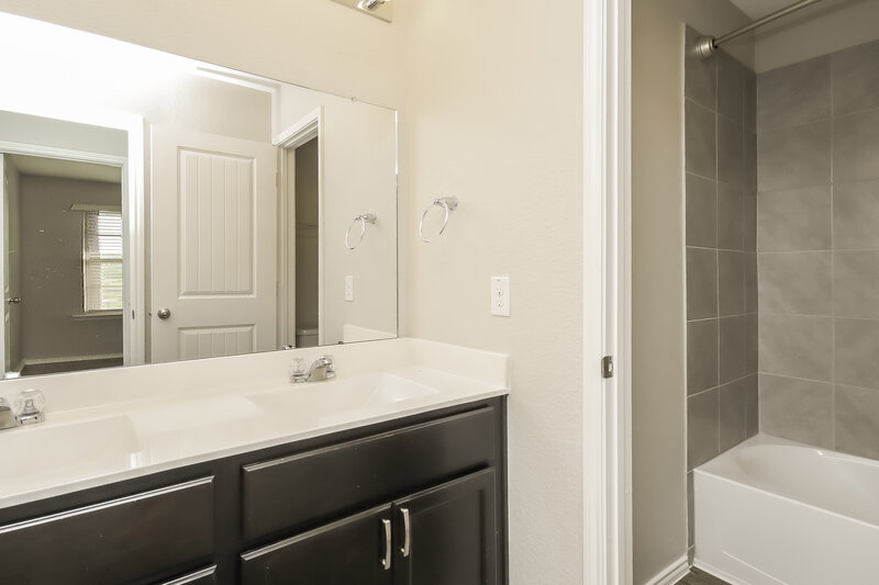 2,020/Mo, 8102 Rose Petals Ln Rosharon, TX 77583 Bathroom View