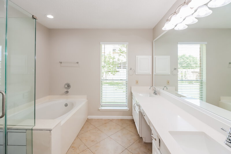 2,655/Mo, 18919 Dee Woods Dr Humble, TX 77346 Main Bathroom View