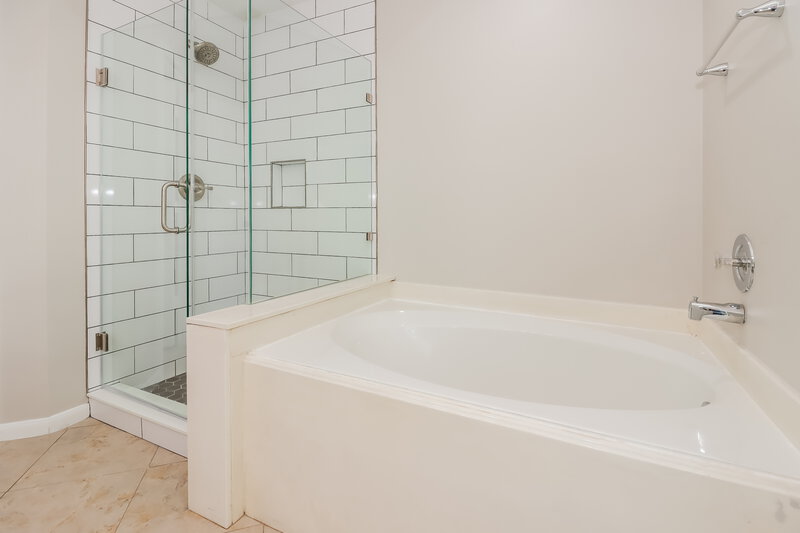 2,655/Mo, 18919 Dee Woods Dr Humble, TX 77346 Main Bathroom View 2