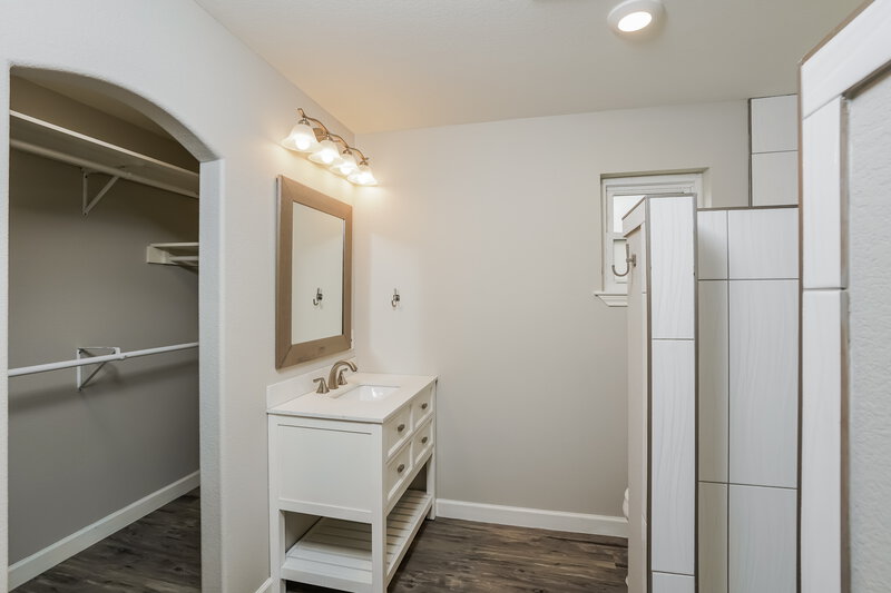 2,180/Mo, 5816 Misty Meadow St League City, TX 77573 Main Bathroom View