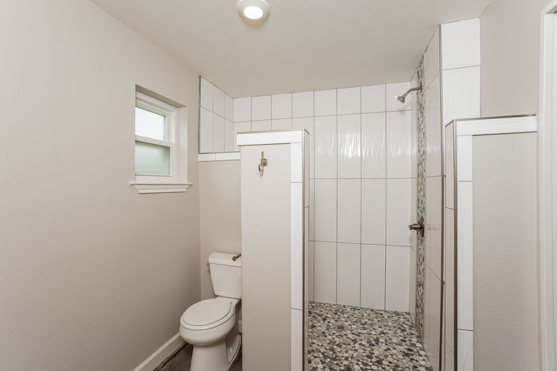2,180/Mo, 5816 Misty Meadow St League City, TX 77573 Main Bathroom View 2