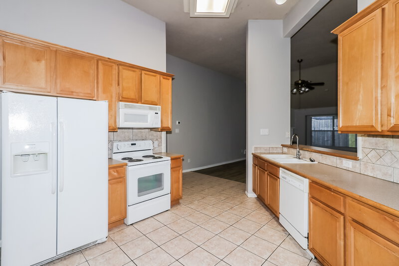 2,085/Mo, 810 Courtside Dr E League City, TX 77573 Kitchen View 2