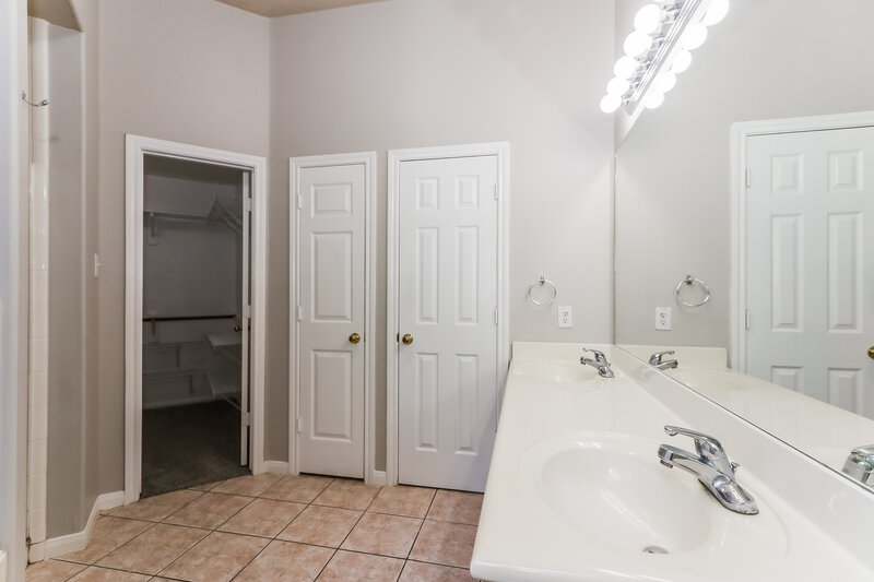 2,085/Mo, 810 Courtside Dr E League City, TX 77573 Main Bathroom View