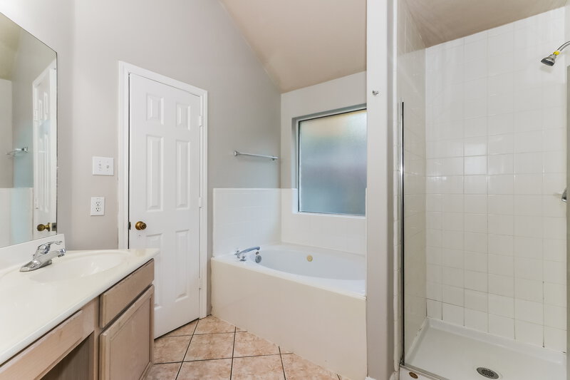 2,085/Mo, 810 Courtside Dr E League City, TX 77573 Main Bathroom View 2