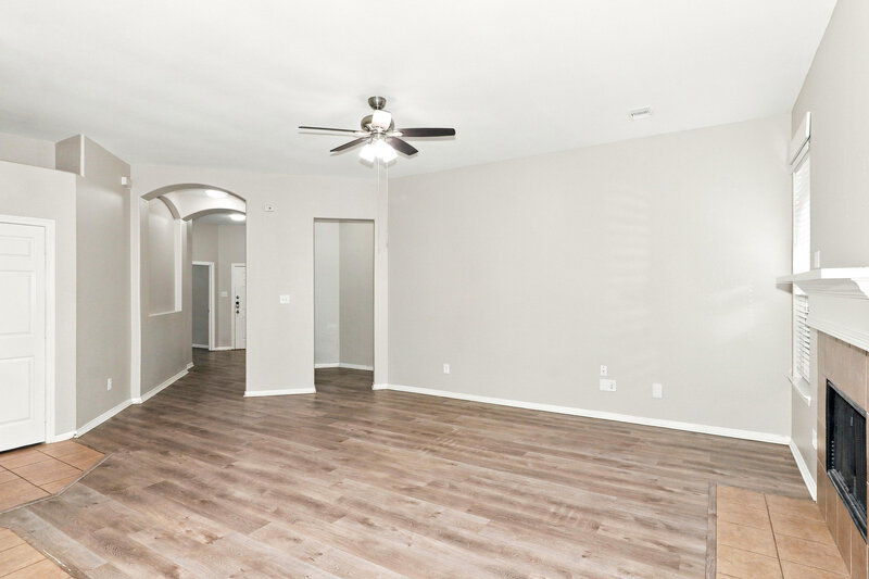 1,875/Mo, 2309 Highland Crossing Dr Conroe, TX 77304 Living Room View