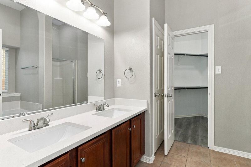 1,875/Mo, 2309 Highland Crossing Dr Conroe, TX 77304 Primary Bathroom View