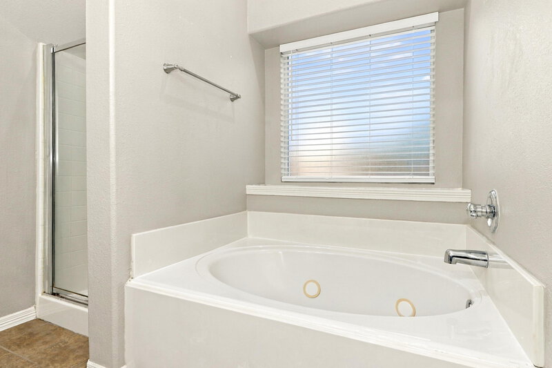 1,875/Mo, 2309 Highland Crossing Dr Conroe, TX 77304 Primary Bathroom View 2