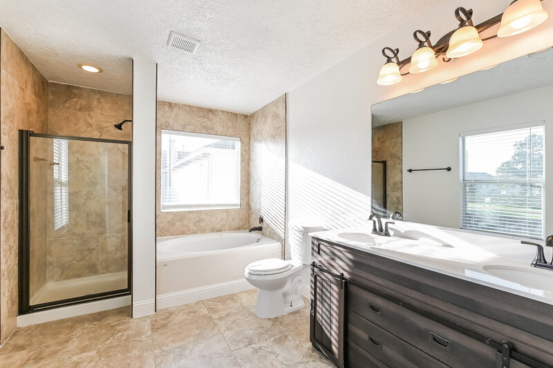 2,240/Mo, 11230 Wild Goose Dr Tomball, TX 77375 Main Bathroom View