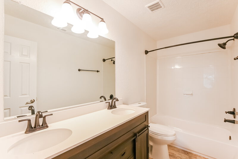 2,240/Mo, 11230 Wild Goose Dr Tomball, TX 77375 Bathroom View