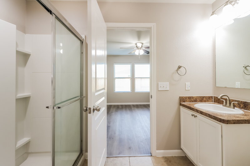 1,645/Mo, 919 Coffee Mill Creek Ln Rosenberg, TX 77471 Main Bathroom View 2