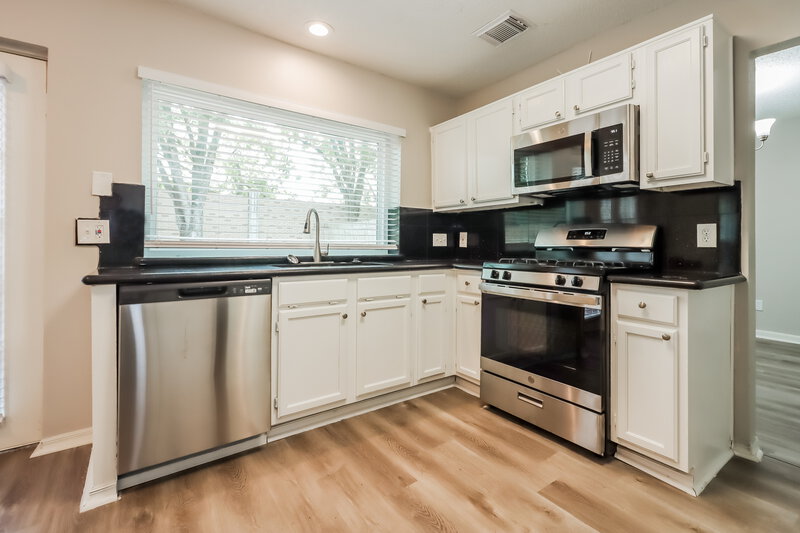 2,130/Mo, 2806 Sunshine Circle Sugar Land, TX 77479 Kitchen View 2