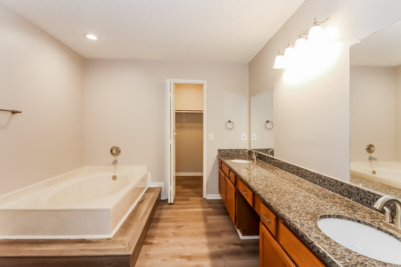 2,130/Mo, 2806 Sunshine Circle Sugar Land, TX 77479 Main Bathroom View