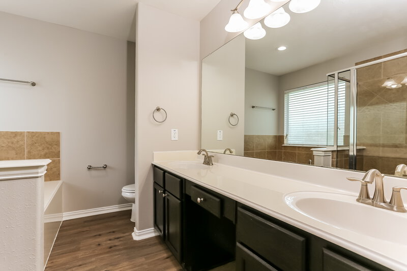 2,320/Mo, 2811 Puddle Duck Ct Humble, TX 77396 Main Bathroom View