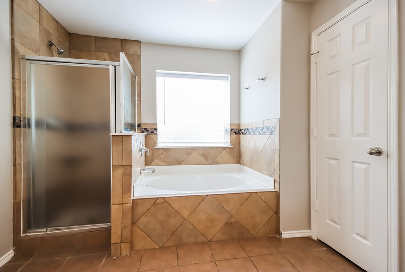 2,045/Mo, 7711 Fox Knoll Ln Humble, TX 77338 Main Bathroom View 2